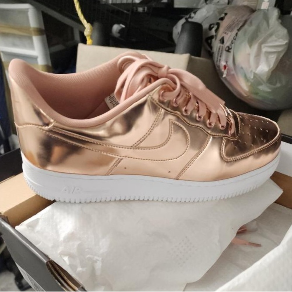 Gold W air force